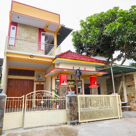 Oyo Life 3064 Mahameru Kost Putra 젬벨 외부 사진