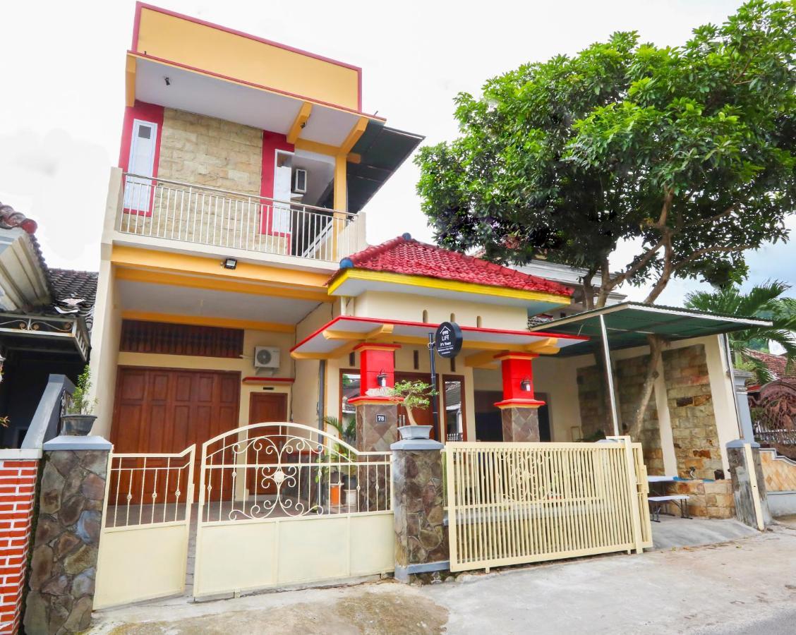 Oyo Life 3064 Mahameru Kost Putra 젬벨 외부 사진